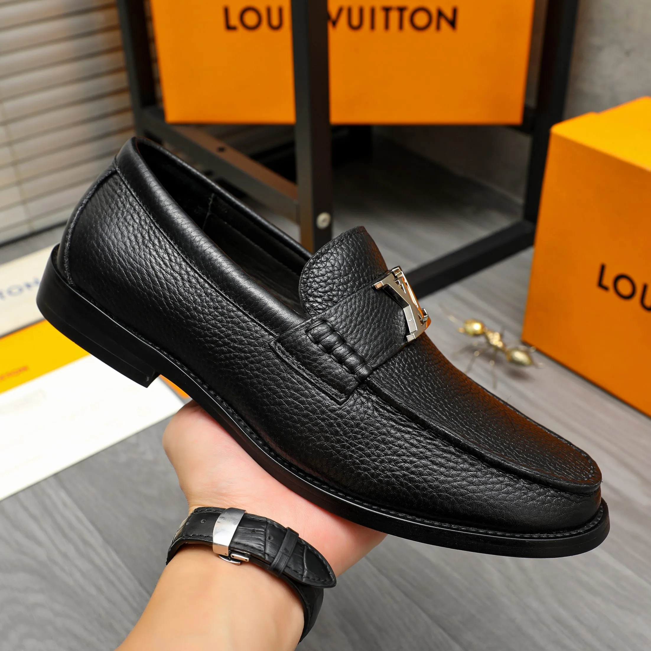 Men's shoes 💰442 Product trademark: LV "Louis Vuitton" business slip-on leather shoes Regular size: 38-46 (45.46 custom-made, non-returnable) Product materials: Selected pebbled cowhide upper, cowhide lining, original rubber outsole